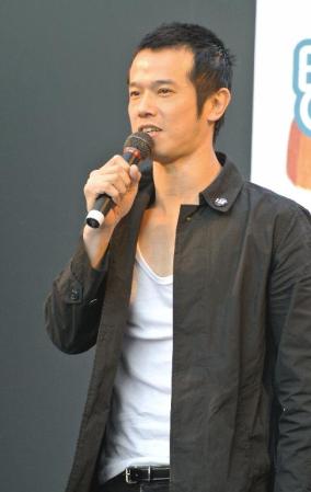 ステージでちびっ子と交流した庄司智春＝東京・恵比寿