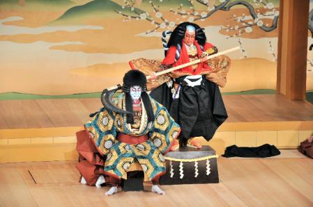 「鎌髭」で修行者快鉄実は悪七兵衛景清を演じる市川海老蔵（左）と、市川左團次＝京都南座