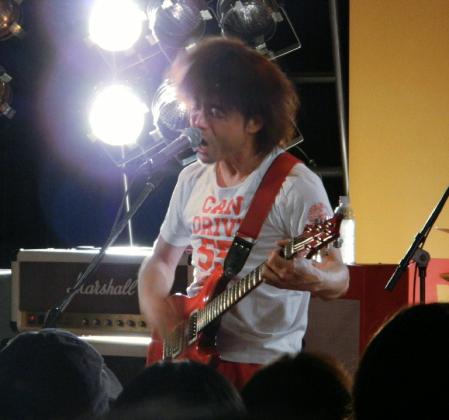 ２５年ぶりのアルバム発売記念ライブを行った子供ばんどのうじきつよし＝東京・渋谷のタワーレコード