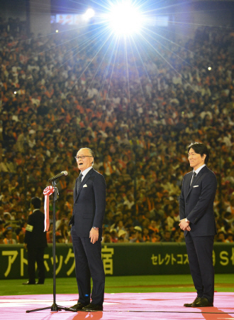 　国民栄誉賞表彰式でファンにあいさつする長嶋茂雄終身名誉監督と松井秀喜氏