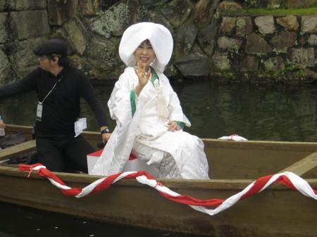 　白無垢の花嫁姿で「川舟流し」を行った原田悠里