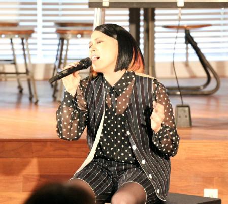 １００人の親子連れの前で熱唱するＡＩ＝東京・渋谷