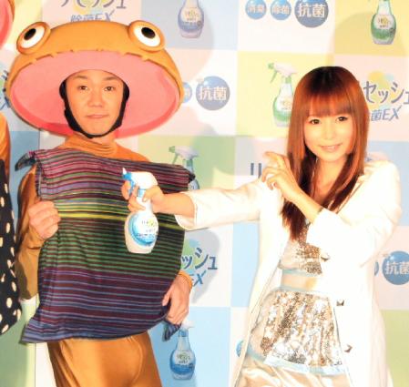 中川翔子（右）にツッコまれる谷田部俊＝東京・目黒区