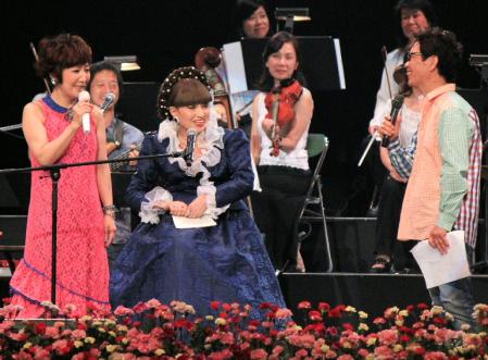 「母に感謝のコンサート」に出演した（左から）森山良子、黒柳徹子、南こうせつ＝大阪城ホール