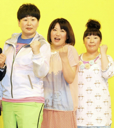 　「24時間テレビ」でマラソンランナーを務める大島美幸（左から２人目）＝東京・日本テレビ