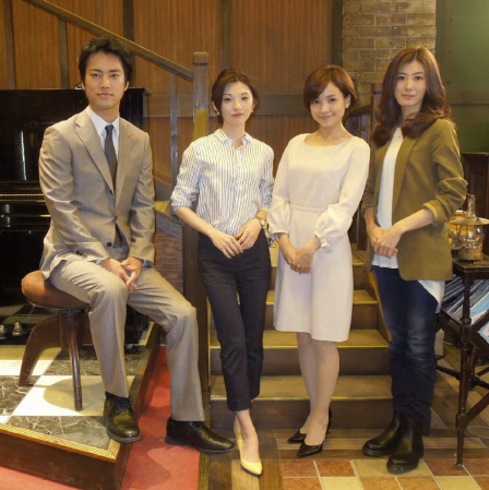 山本耕史抜きで制作発表を行った（左から）桐谷健太、田中麗奈、国仲涼子、ともさかりえ＝東京都調布市の日活撮影所