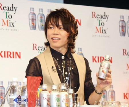 バーカウンターに立ちカクテルを作る西川貴教＝東京・六本木