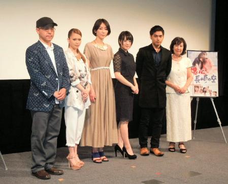 舞台あいさつした（左から）日向寺太郎監督、小柳ゆき、稲森いずみ、北乃きい、柳楽優弥、宮下順子＝東京都港区のスペースＦＳ汐留