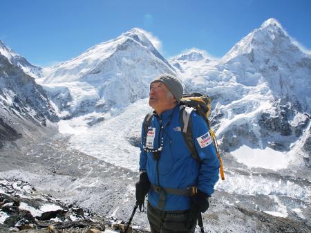 　エベレストベースキャンプ付近の山でトレーニングをする三浦雄一郎さん＝４月下旬（ミウラ・ドルフィンズ提供）
