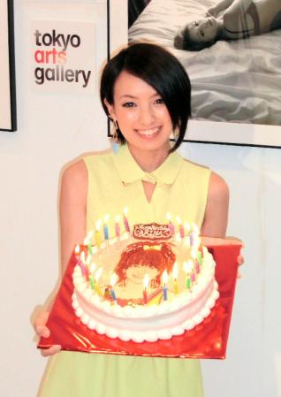 バースデーケーキに大喜びの南明奈＝東京アーツギャラリー