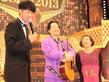 吉本新喜劇の先輩で司会をした小籔千豊（左）も、すち子（右）＆真也の優勝にお祝いコメントした＝大阪市内