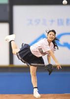 父・明氏のミットを目がけて投げる倉持明日香＝神宮球場（撮影・吉澤敬太）