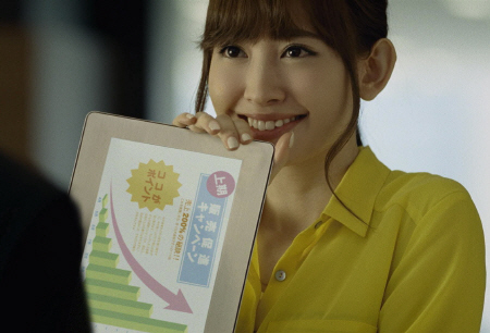 　アサヒ飲料缶コーヒー「ワンダ　金の微糖」新ＣＭ「回転」編の一場面