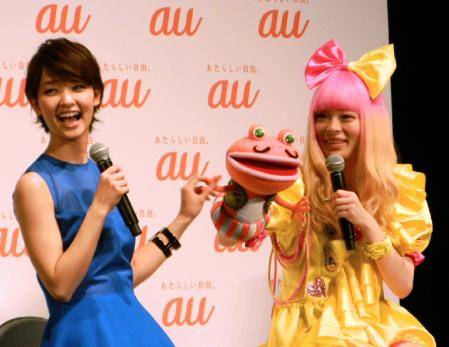 カエルのぬいぐるみで遊ぶきゃりーぱみゅぱみゅ（右）と剛力彩芽