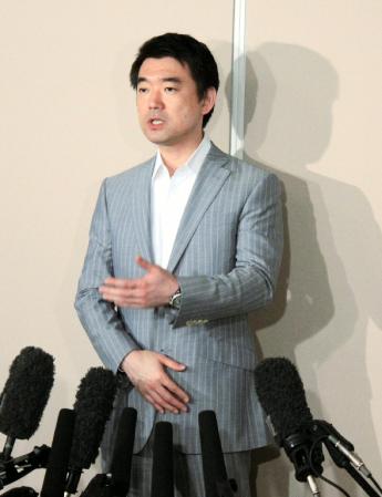 取材拒否を急転取り下げ、退庁時の囲み取材を受けた橋下市長＝大阪市役所