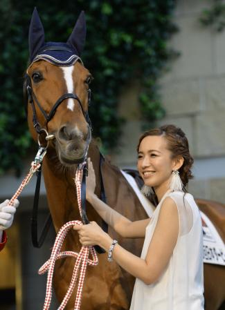 　サラブレッド（ゼンノパルテノン）と笑顔の優木まおみ＝六本木ヒルズアリーナ（撮影・田村亮介）