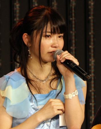 　ＮＭＢ４８との兼任が解除となり、終演後のあいさつで涙を流すＡＫＢ４８・チームＡの横山由依＝大阪・ＮＭＢ４８劇場（撮影・辰巳直之）