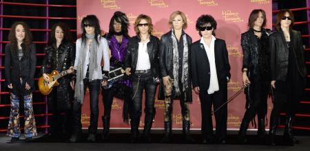 　自分たちの等身大フィギュアと並んで写真に納まるＸ　ＪＡＰＡＮ（左から）ＰＡＴＡ、ＨＥＡＴＨ、ＹＯＳＨＩＫＩ、Ｔｏｓｈｌ、ＳＵＧＩＺＯ＝東京・台場のマダム・タッソー東京（撮影・北野将市）