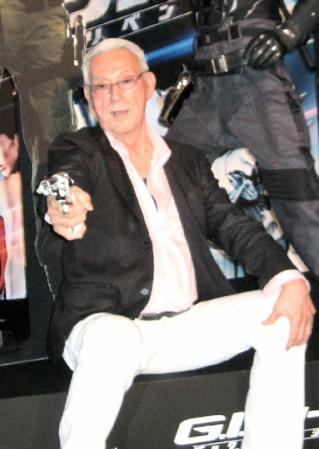 ピストルを構える宍戸錠＝都内