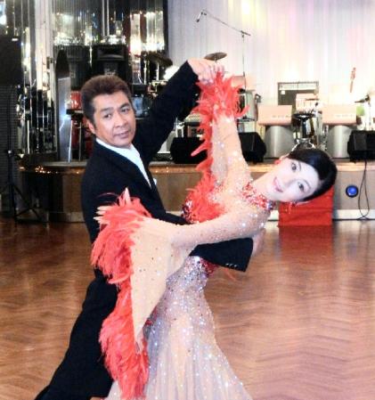 ３年ぶりにダンスを披露した山川豊（左）＝東京・日比谷の東宝ダンスホール