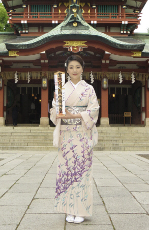 　ヒット祈願を行った多岐川舞子＝東京・富岡八幡宮