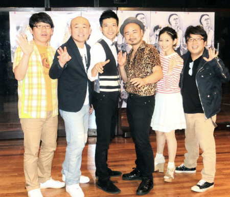 　（左から）「ずん」の飯尾和樹、やす、（右から）キャイ～ン・天野ひろゆき、関根麻里に励まされるどぶろっく＝東京都渋谷区のビクタースタジオ