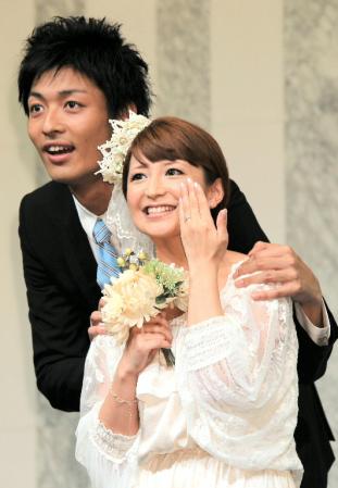 結婚会見で婚約指輪を披露し、幸せいっぱいの矢口真理と中村昌也