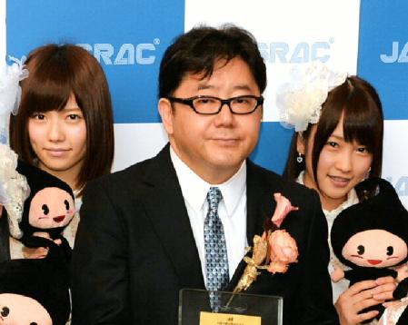 速報発表前に行われたＪＡＳＲＡＣ賞贈呈式では秋元康氏の両脇をがっちり固めていた７位発進の島崎遥香（左）と３３位発進の川栄李奈（右）