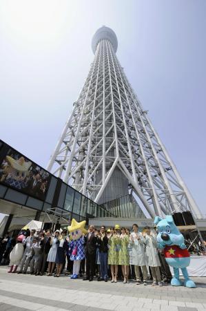 　開業から１周年を迎えた東京スカイツリーの足元の屋外広場で開かれた記念式典