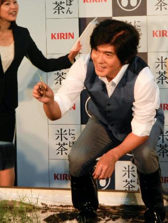 田植えを体験する佐藤浩市＝東京・丸の内の丸キューブ