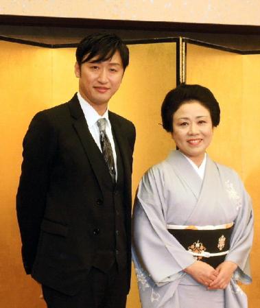 製作発表会見に出席した（左から）市川月乃助、藤山直美＝東京都中央区のコートヤード・マリオット銀座東武ホテル