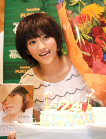 24歳を祝う誕生日ケーキを前に笑顔の夏菜＝東京・新宿