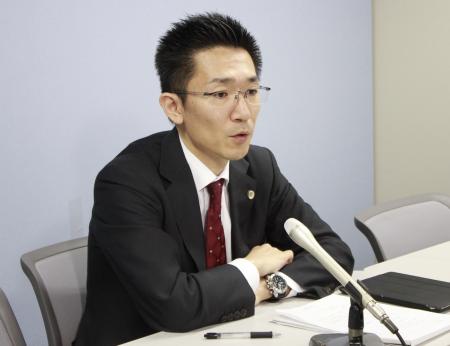 　判決後に会見する被告弁護人の中村和洋弁護士＝大阪市内