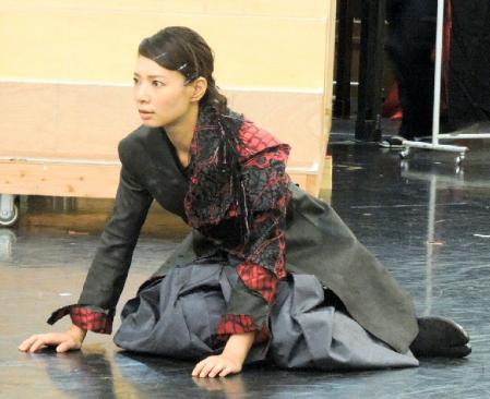 熱のこもったリハーサルを披露した朝海ひかる＝都内のスタジオ