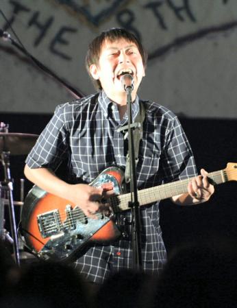 「８」発売記念フリーライブで熱唱するスネオヘアー＝東京・新宿ステーションスクエア（撮影・開出　牧）