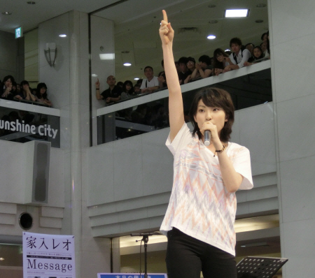 　新曲発売イベントを開いた家入レオ＝池袋サンシャインシティ噴水広場