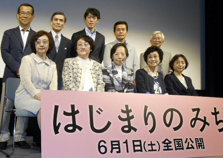 　舞台あいさつに登壇した原恵一監督（上段中央）と「瞳の会」メンバー