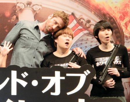 ジェラルド・バトラーから肩を抱かれ、恍惚の表情の近藤春菜。右は箕輪はるか