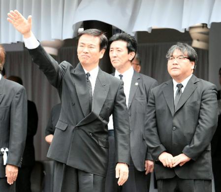 相澤秀禎会長の棺に手を振る森田健作千葉県知事。右はカンニング竹山＝東京・青山葬儀所（撮影・村中拓久）