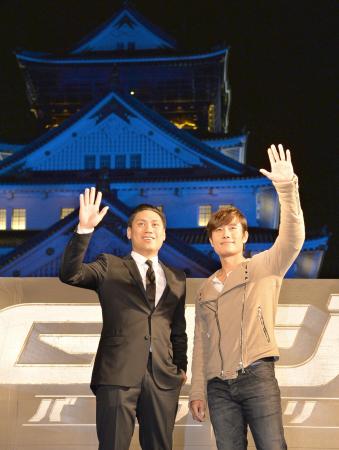 　映画「Ｇ．Ｉ．ジョー　バック２リベンジ」公開イベントでジョン・Ｍ・チュウ監督（左）と観客に手を振るイ・ビョンホン＝大阪城公園（撮影・保田叔久）
