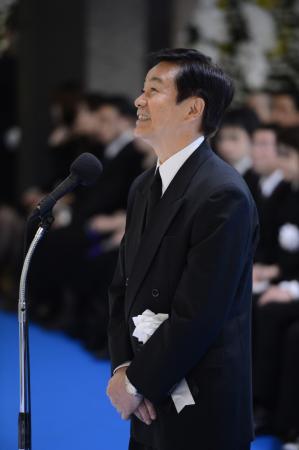 　弔辞を述べる森田健作千葉県知事