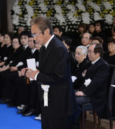 　弔辞を述べる西郷輝彦＝東京・青山葬儀所（代表撮影）