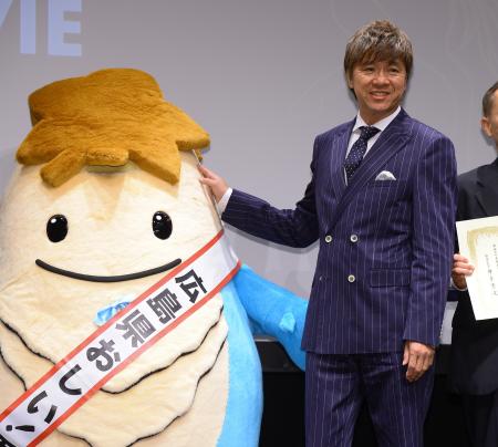 　広島県のゆるキャラ「ブンカッキー」と笑顔を見せる西城秀樹