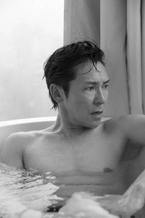 　３０年ぶりの写真集でセクシーな入浴シーンを披露した郷ひろみ