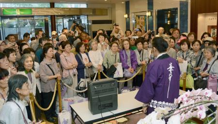 　「京都嵐山　美空ひばり座」を訪れた大勢のファン＝３１日午後、京都市右京区