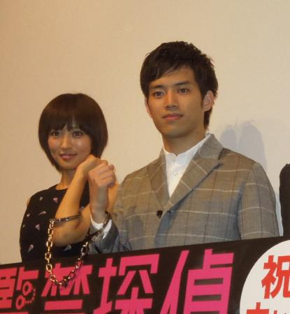 　手錠で監禁？されながら舞台あいさつした夏菜（左）と三浦貴大＝東京都渋谷区のヒューマントラストシネマ渋谷