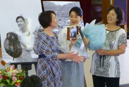 　「潮騒」の舞台となった神島を４９年ぶりに訪れ、島民らと再会を喜び合う吉永小百合（中央）＝三重県鳥羽市