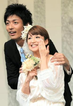 結婚式２０１１年５月２２日に挙式を挙げた矢口真里（右）と中村昌也