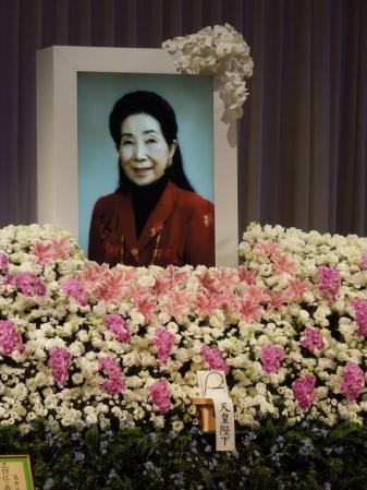 　高野悦子さんの遺影＝東京都千代田区の帝国ホテル