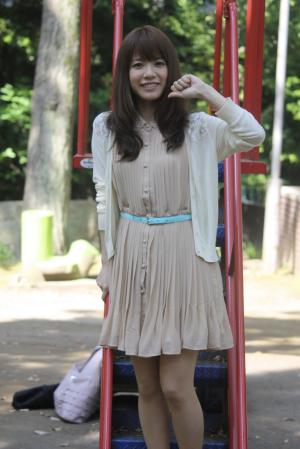 　結婚式の「訪問歌唱」を行う藤田麻衣子